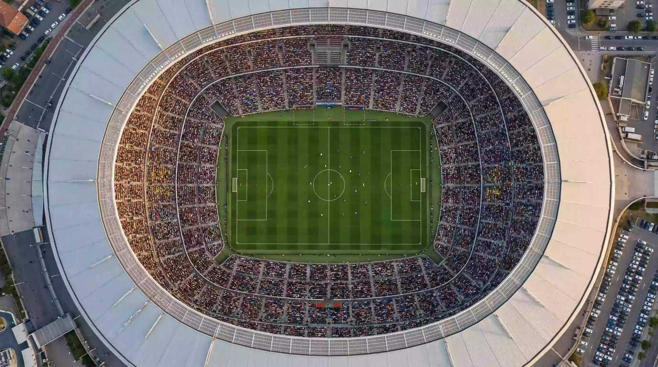 Vista panorámica de un estadio japonés de fútbol completamente lleno con miles de espectadores