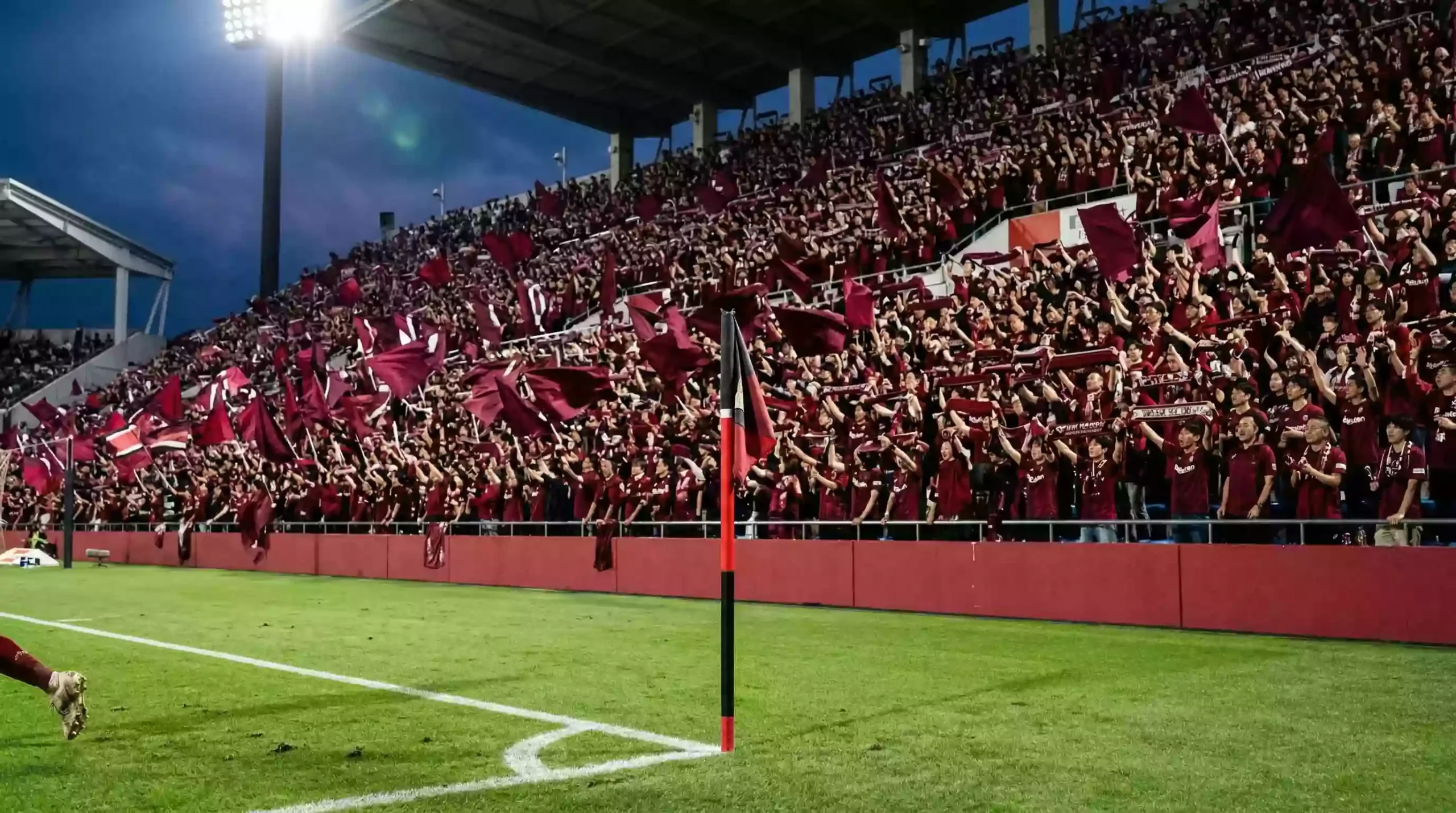 Estadio de fútbol de Kashima Antlers con gradas llenas de aficionados con camisetas rojas
